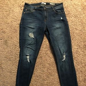 Excellent used condition Kensie ripped jeans!!